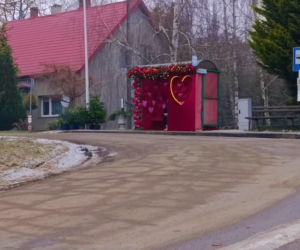 Romantyczny przystanek autobusowy w Moczyłach