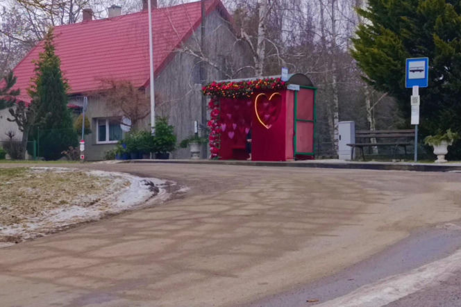 Romantyczny przystanek autobusowy w Moczyłach