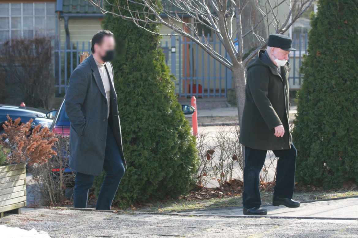 Lech Wałęsa w drodze na mszę