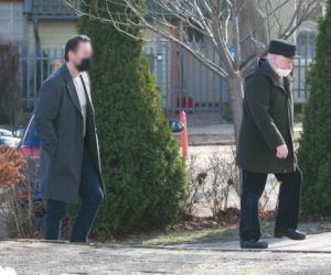 Lech Wałęsa w drodze na mszę