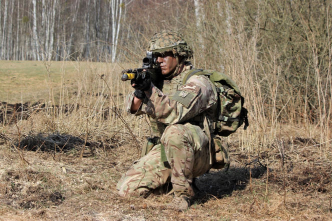 Brytyjscy żołnierze, ćwiczenia na poligonie