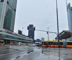 Ludzie leżą na ulicy w centrum Warszawy