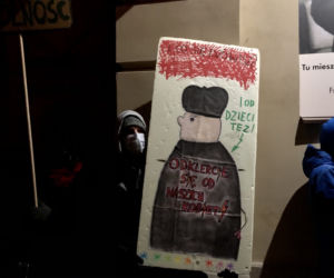 Protest przeciwko kardynałowi Stanisławowi Dziwiszowi w Krakowie