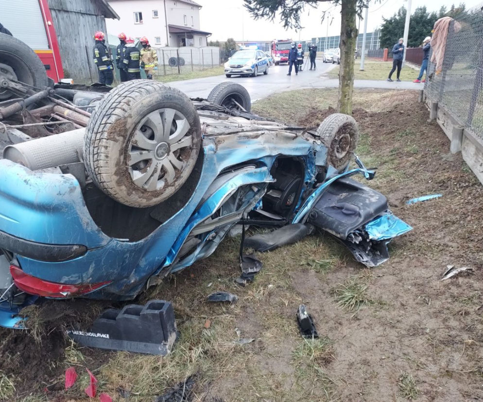 Gosławice. Peugeot UDERZYŁ w drzewo. Z auta wypadło 4-letnie dziecko, matka NIE MIAŁA PRAWA JAZDY