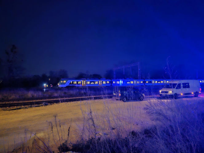 W kominiarkach wspinają się na pociągi i nagrywają. PKP ostrzega. Śmiertelny trend dotarł do Polski