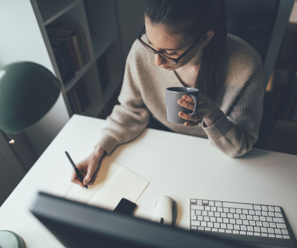 zbliżenie na młodą kobietę, która korzysta z laptopa