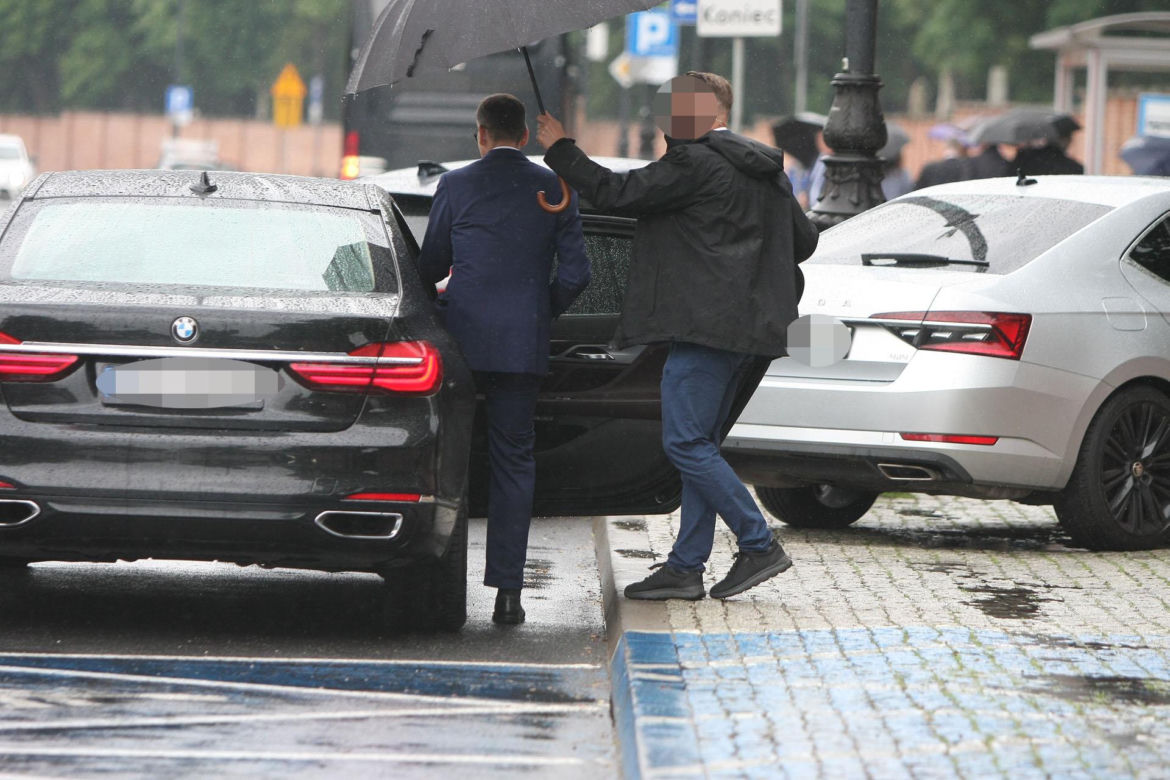 Morawiecki pod ochroną na miesięcznicy 