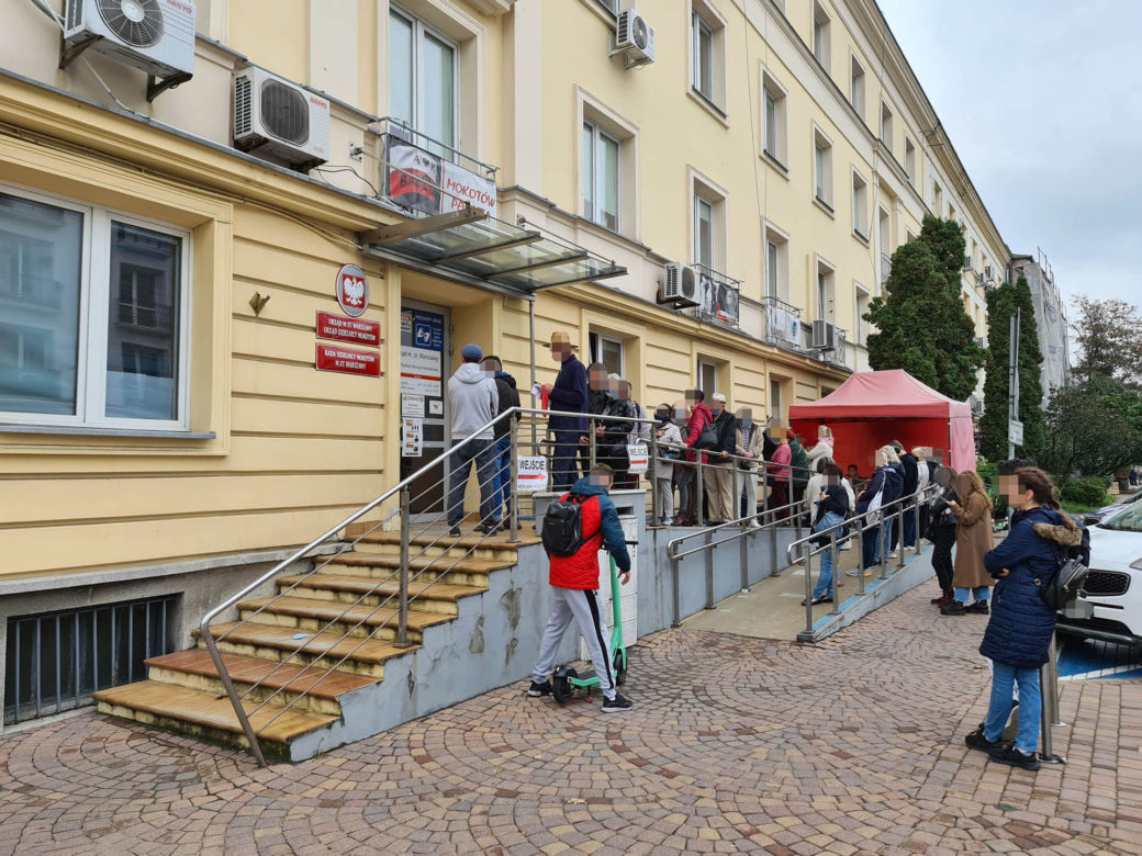 W ostatniej chwili uciekli przed grzywną! Nawet  dwie godziny w kolejce do spisu