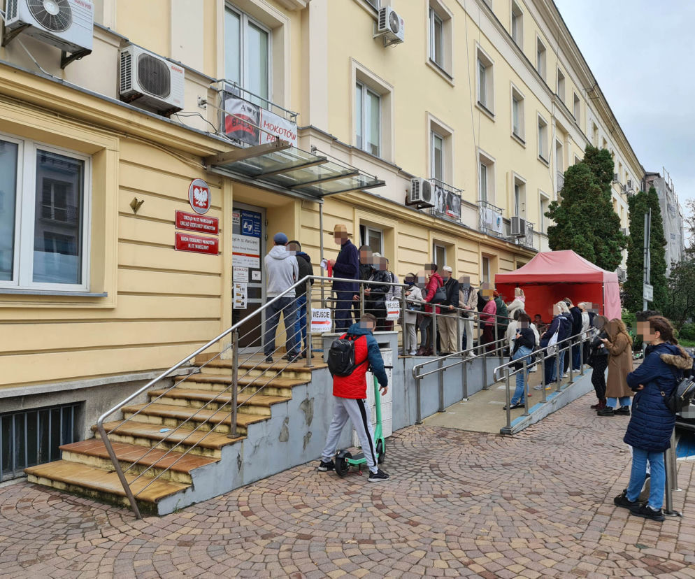 W ostatniej chwili uciekli przed grzywną! Nawet  dwie godziny w kolejce do spisu