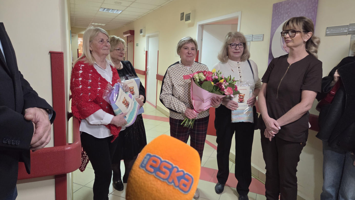 Kieleckie seniorki wydziergały kocyki dla wcześniaków