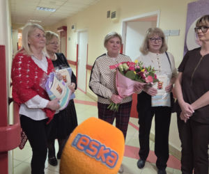 Kieleckie seniorki wydziergały kocyki dla wcześniaków