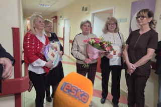 Kieleckie seniorki wydziergały kocyki dla wcześniaków