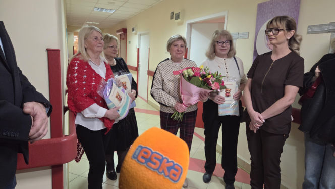 Kieleckie seniorki wydziergały kocyki dla wcześniaków