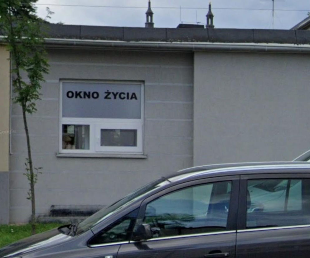 Dwumiesięczne dziecko w Oknie Życia. Obok bardzo ważna kartka