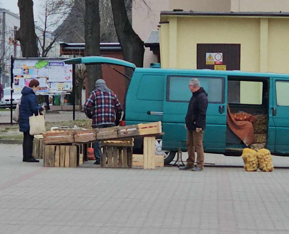 Pustki na targowisku w Nowej Dębie