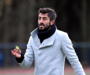 Kerem Demirbay sędziuje mecz dziewcząt