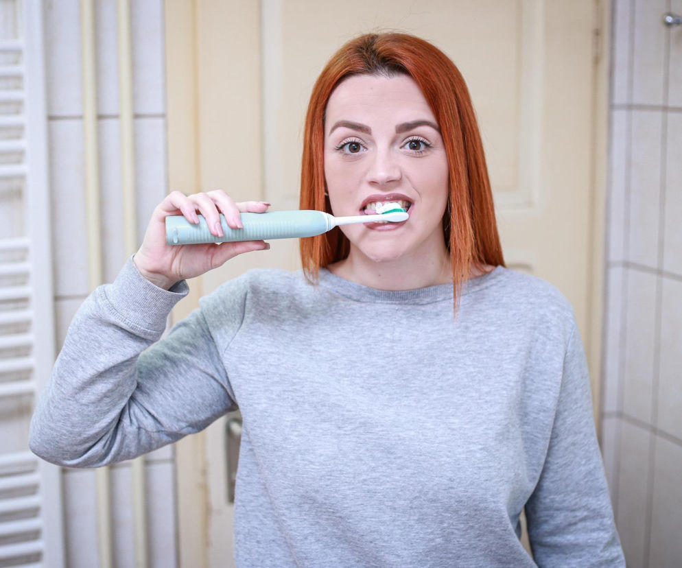 Jaka szczoteczka soniczna i elektryczna jest najlepsza? Ten ranking na 2025 rok rozwieje wątpliwości