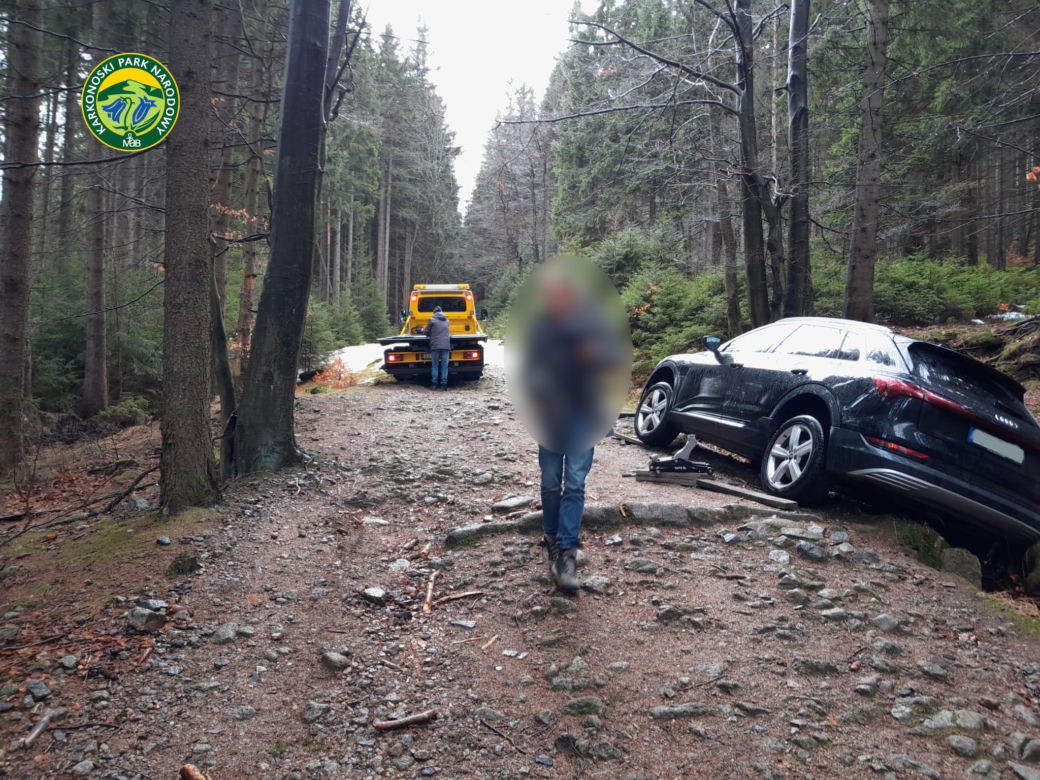 Wjechał na czarny szlak, bo chciał autem pokonać Karkonosze! 