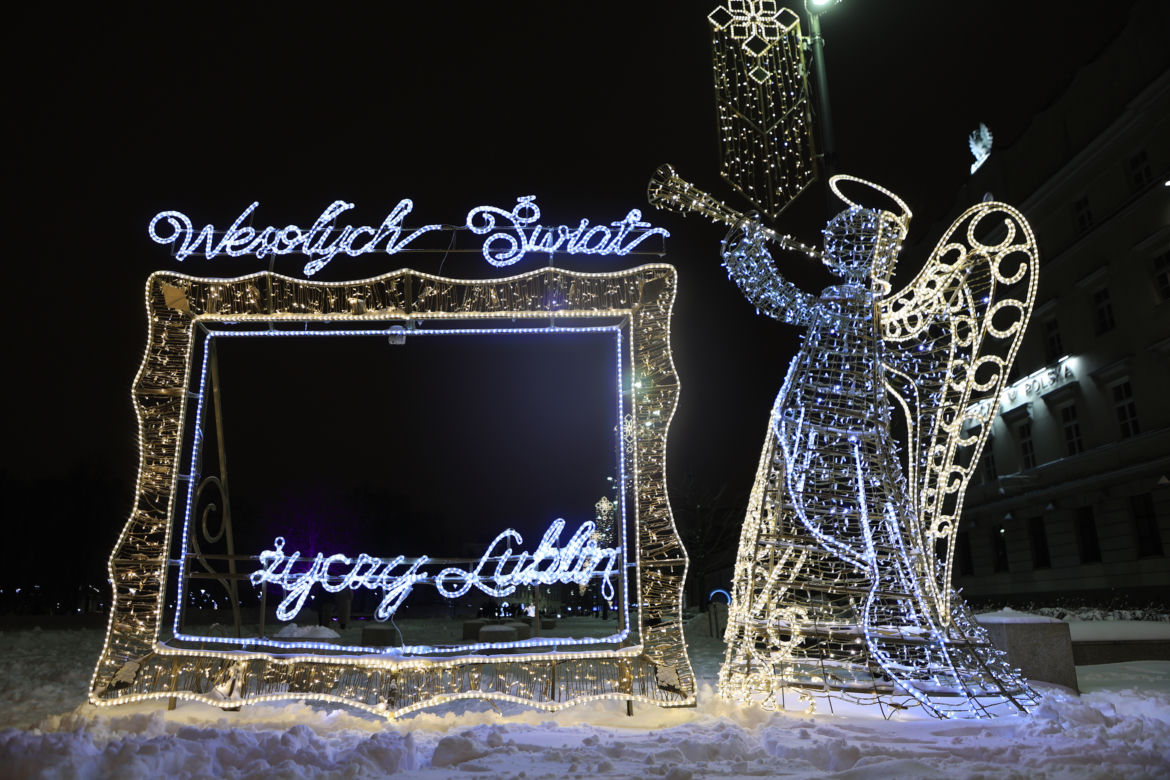 Śnieżny Lublin wieczorową porą