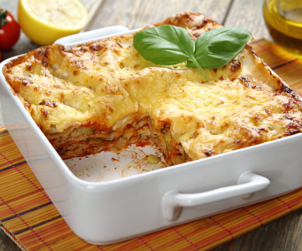 Lasagne z tuńczykiem, cukinią i awokado: łatwy przepis