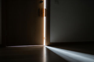 Senior pomylił mieszkania w Oświęcimiu. Co zrobił w łóżku dziecka?