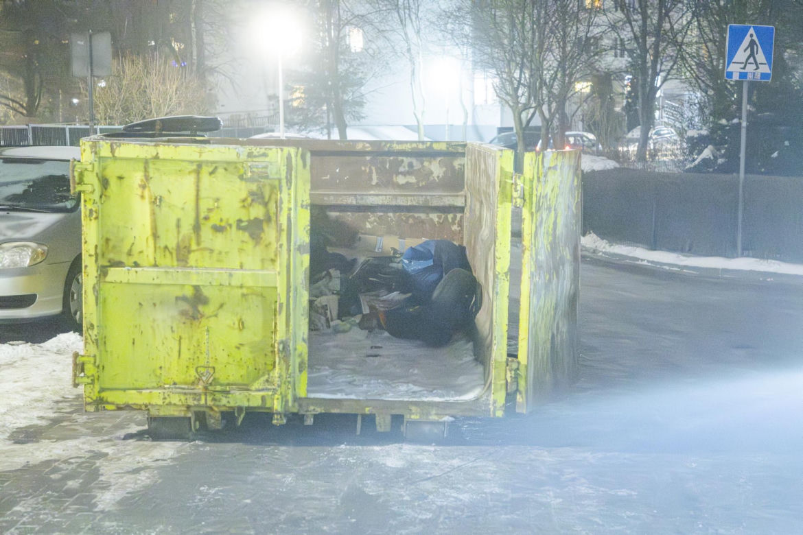 Udało się wejść do zaśmieconego mieszkania na Gocławiu. Wielkie sprzątanie