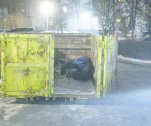 Udało się wejść do zaśmieconego mieszkania na Gocławiu. Wielkie sprzątanie