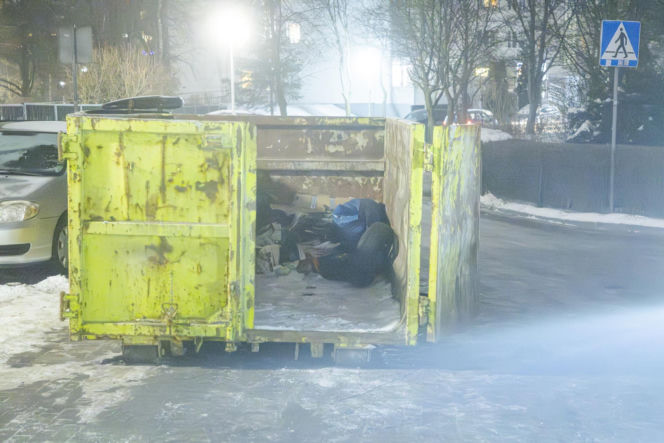 Udało się wejść do zaśmieconego mieszkania na Gocławiu. Wielkie sprzątanie