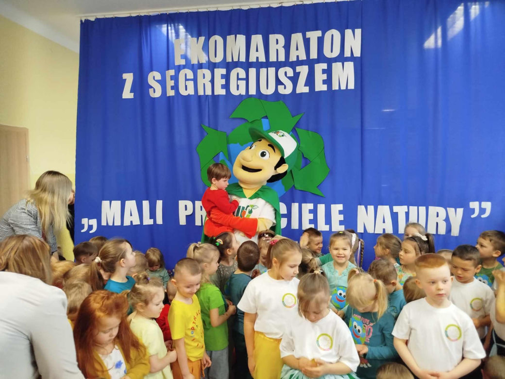 Program jest częścią projektu „EKOmaraton Siedlce z Segregiuszem” promującego edukację ekologiczną wśród najmłodszych poprzez zabawę