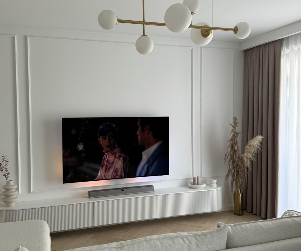 Szaro-beżowe mieszkanie Nikoli. Ten kolor zmienia wnętrza w zależności od pory dnia