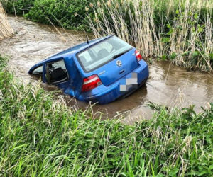 Wypadek w powiecie strzelińskim: Volkswagen wypadł z drogi i wpadł do rzeki