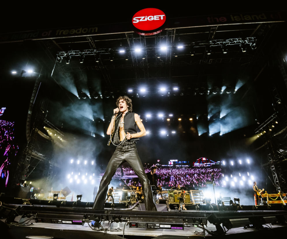 Sombr śpiewa na głównej scenie Sziget Festival w Budapeszcie. O gwiazdach imprezy przeczytasz na Eska.
