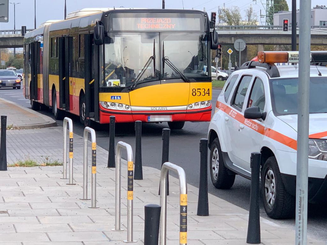 Dramat pasażerów miejskiego autobusu w Warszawie. Cztery osoby ranne
