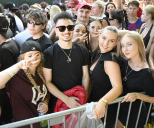 Fani w upale czekają na koncert The Weeknd. Tłumy w Warszawie