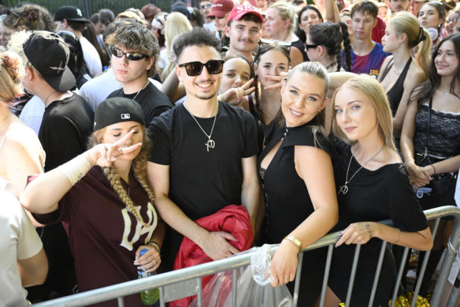 Fani w upale czekają na koncert The Weeknd. Tłumy w Warszawie