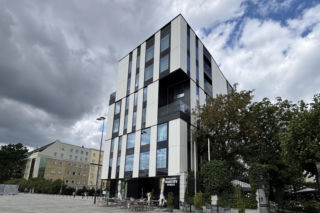 Piano zagrał na nosie całego Wrocławia. Brzydko i bez winnego: do białej elewacji wciąż nikt się nie przyznaje