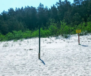 Rowerzyści kontra naturyści. Słynna naga plaża przestanie istnieć?