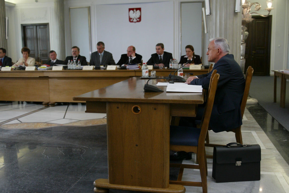 Premier Leszek Miller zeznaje przed sejmową komisją ds. afery Rywina w 2003 roku