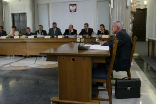 Premier Leszek Miller zeznaje przed sejmową komisją ds. afery Rywina w 2003 roku
