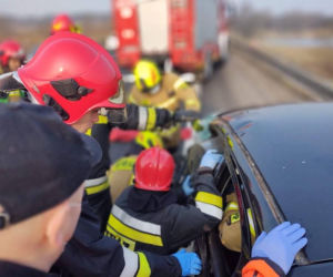 Dobrąg. Wypadek na DK 16. Kierująca BYŁA ZAKLESZCZONA w aucie [ZDJĘCIA]