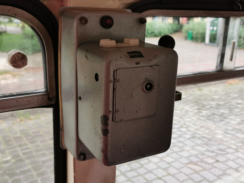Czerwony autobus po Kaliszu mknie