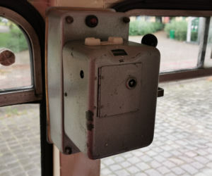 Czerwony autobus po Kaliszu mknie
