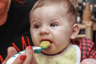 Szokujące odkrycie! W popularnych słoiczkach dla niemowląt wykryto truciznę