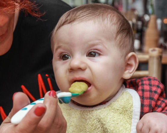Szokujące odkrycie! W popularnych słoiczkach dla niemowląt wykryto truciznę