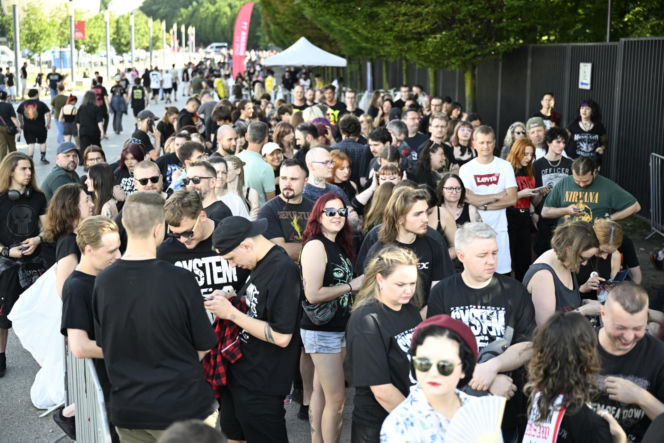 Fani i fanki czekają na System of a Down i Queens of the Stone Age! Zobacz zdjęcia spod PGE Narodowego