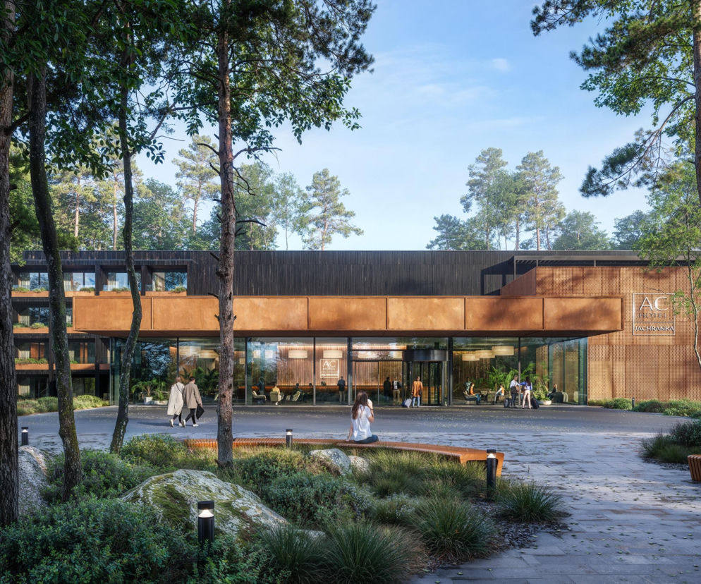 Wizualizacja hotelu AC by Marriott w Jachrance, z naturalną elewacją z drewna i szkła, harmonijnie wkomponowanego w otoczenie Zalewu Zegrzyńskiego, otoczonego zielenią i sosnami. Więcej o hotelach budowanych z prefabrykatów przeczytasz na Architektura Murator Plus.