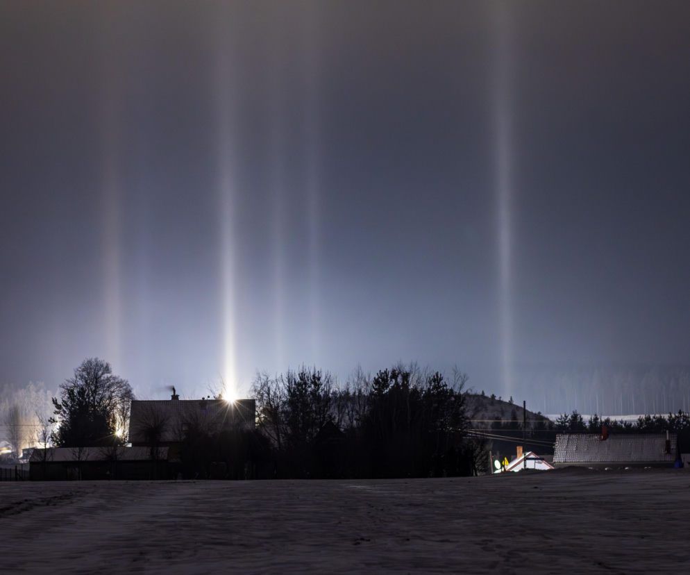 Niesamowite zjawisko na niebie. Słupy świetlne nad Świętokrzyskiem