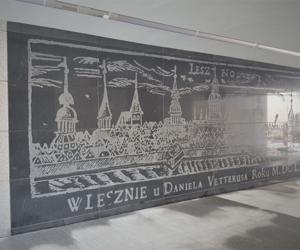 Przejście w dźwiękach. W przejściu podziemnym pod DK 12 w Lesznie gra hejnał