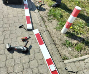 Połamała szlaban w Czernikowie. Heroiczna postawa pasażerki uratowała kierowcę