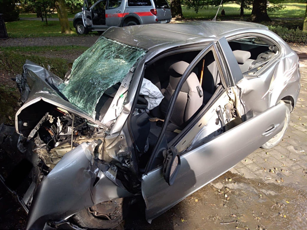 Seat pędził alejką i roztrzaskał się na kamieniu. Kierowca zginął na miejscu